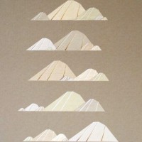"Montagnes"
(Maia HENRY)
Collage 40x50cm, carton, différents papiers kraft, fines bandes végétales