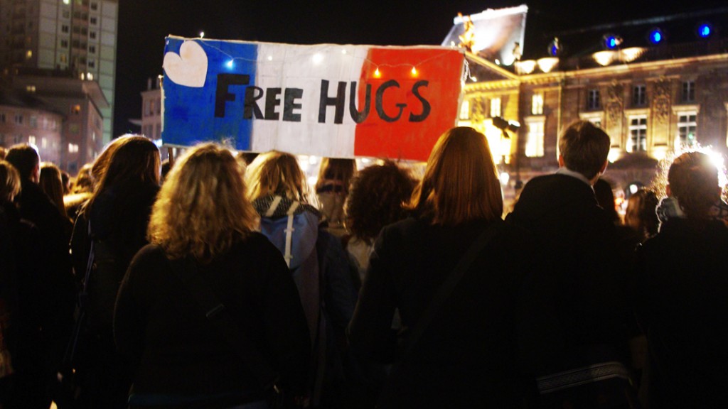 Les Strasbourgeois se sont rassemblés hier pour montrer leur solidarité aux victimes des attentats./Photos: Christelle Pravixay